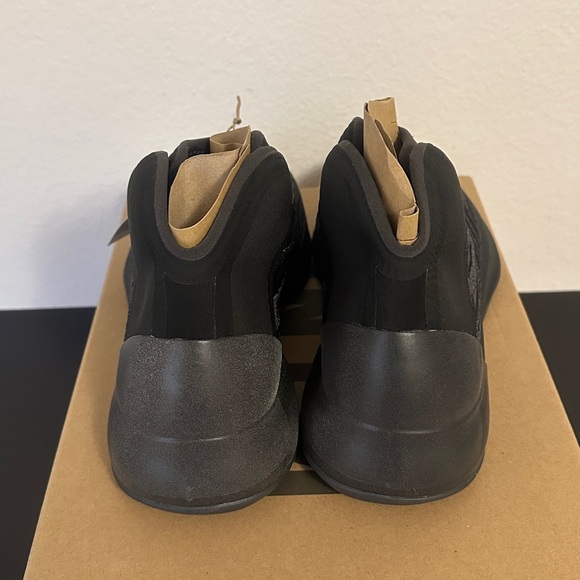 NWT Unisex Adidas YEEZY "QNTM" sneakers - Picture 6 of 7
